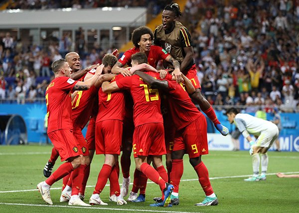 لاعبي المنتخب البلجيكي يحتلفوا بالفوز المثير أمام اليابان