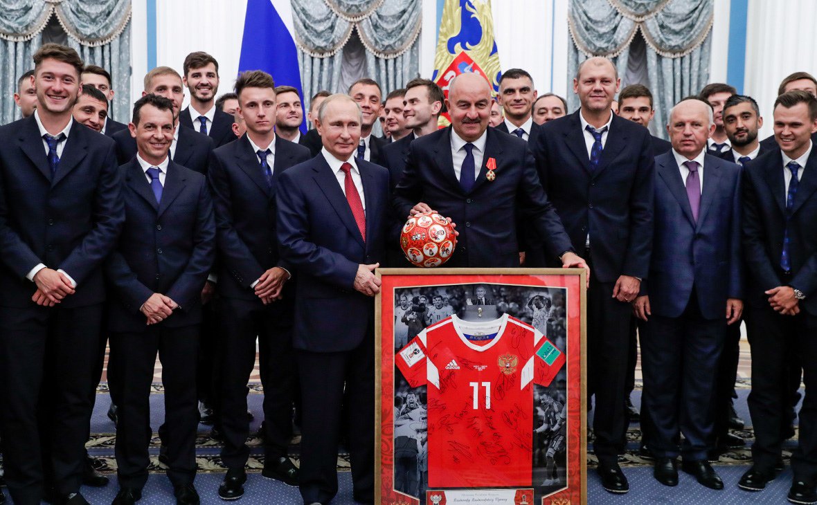 بوتين ومسؤولون كبار في روسيا أثناء حفل تكريم منتخب بلادهم